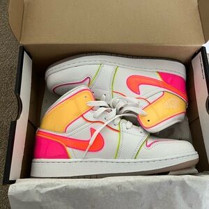 Nike Air Jordan 1 Mid SE GS ‘Edge Glow’